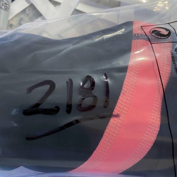 Lululemon Black Pink Capri running Legging back Pocket Size 6 - Picture 6 of 6